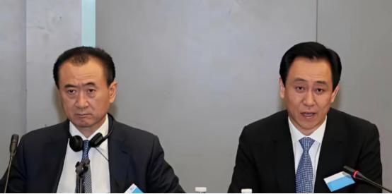 王健林72岁，他的万达比恒大早爆雷4年，欠债几千亿，但他没有想法转移现有资产。2