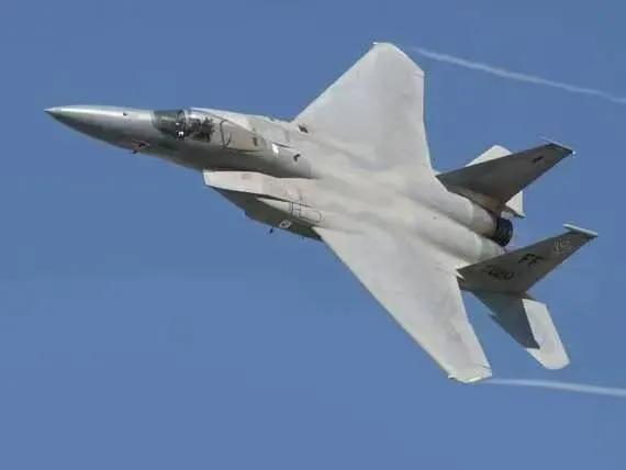 伊朗本来空军和海军就不行，没有先进的三位一体作战体系，肯定被美以压着打。伊朗现在