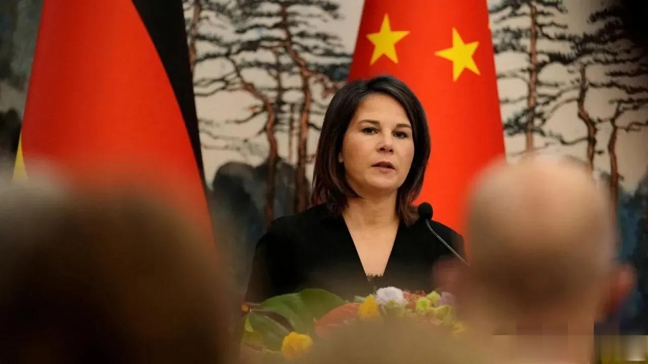 指手画脚！刚结束访问中国的德国外长贝尔博克接受德媒采访时表示，德国希望中国美国坐