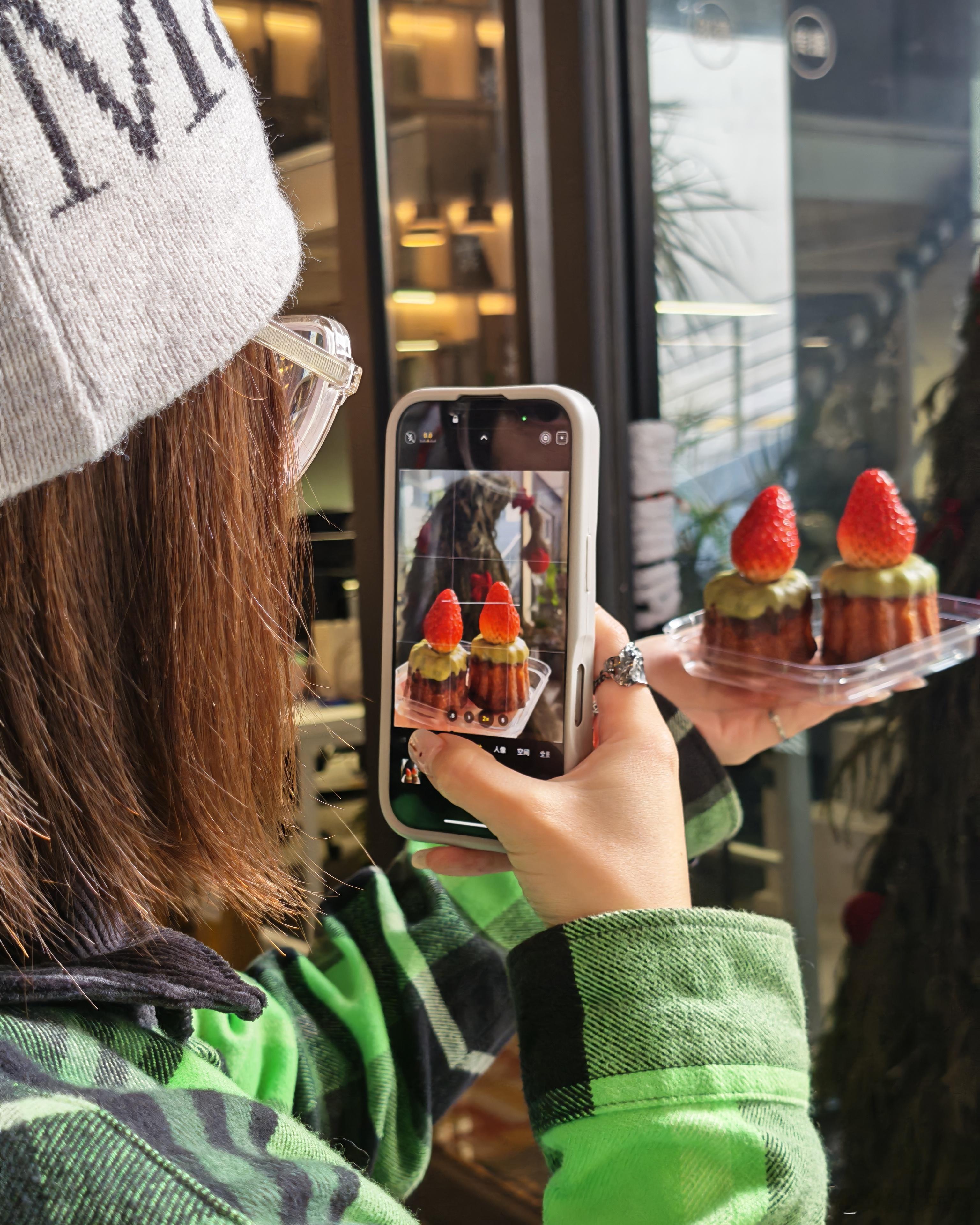 我司设计师小伙儿，是个心灵手巧的甜品爱好者，给大家做了圣诞款小甜品，深受女同学欢