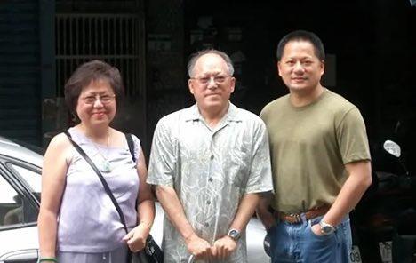 黄仁勋其实有个亲哥哥。他的哥哥曾在英特尔工作多年。 当年他们的父亲黄兴泰希望黄仁