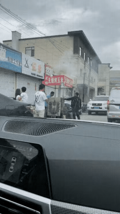 图1：老板没有乱说啊，摊子里面没有烟，那就是无烟。