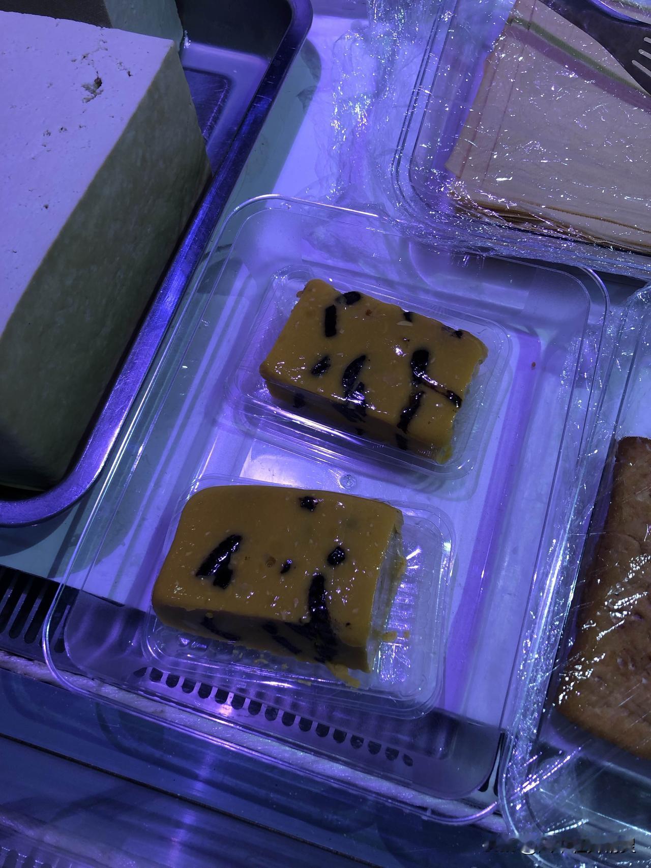 每次看到这种黄澄澄带黑枣的糕，瞬间就戳中童年的回忆了。小时候逢年过节，外婆总会买