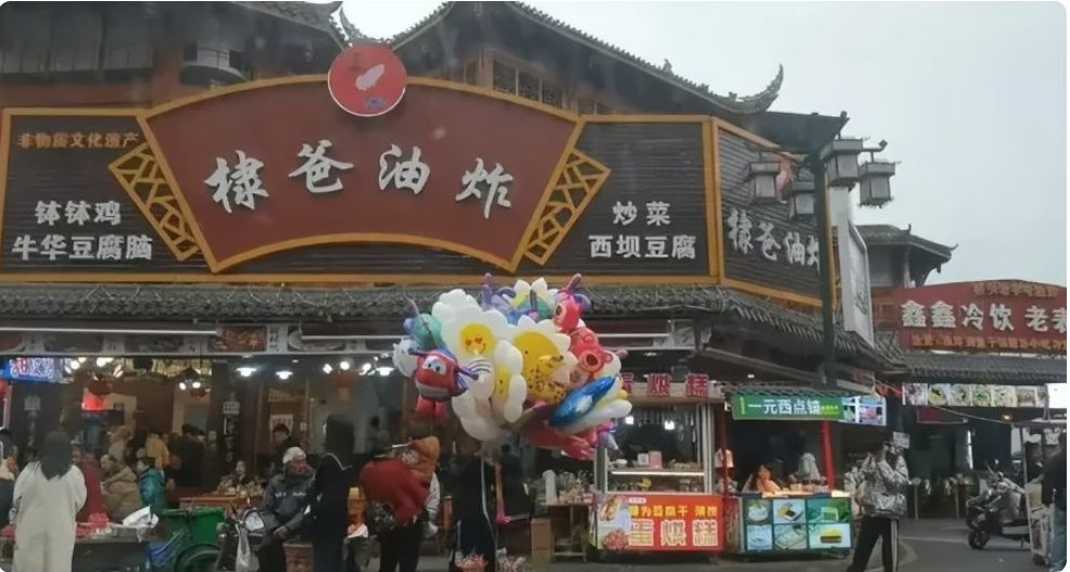 王鹤棣父亲经营的乐山油炸店因儿子综艺争议遭多条差评，如“吃了炸串我也不舒服”等，