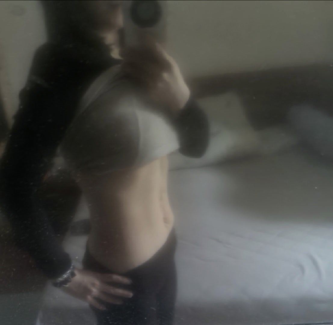 致追求腹部平坦的你~其实就算练出来马甲线了，小肚子往那里一坐还是一坨的，女性腹部