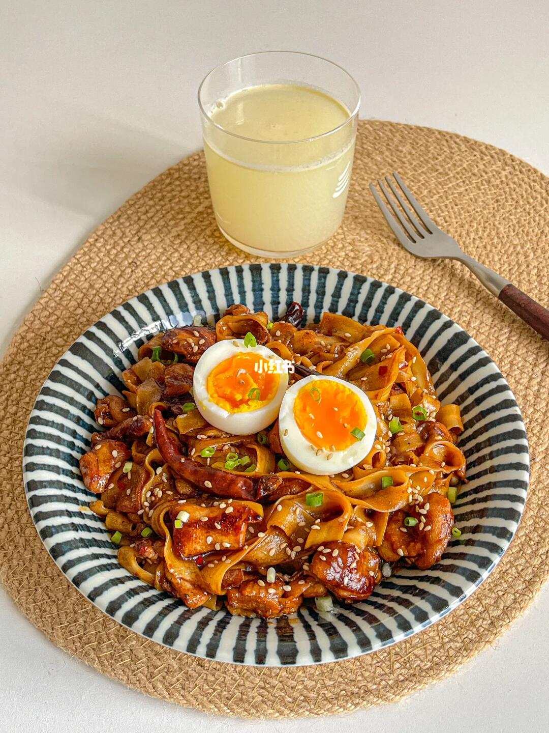 宅家一人食🍝香辣鸡腿焖面🍗肉香四溢巨过瘾
