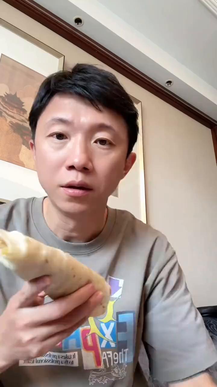 早上起来先吃一个朝天锅，再喝点迷人的小咖啡，下午再吃点萝卜。潍坊幸福的一天正式开