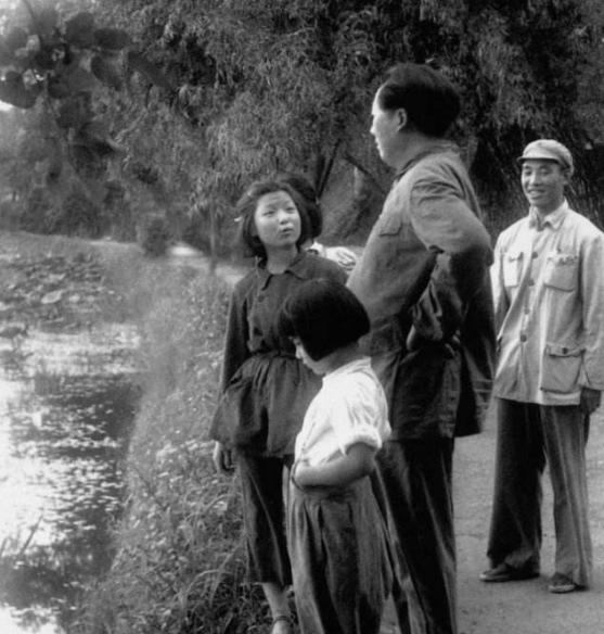 1948年，前线战事紧张，毛主席从城南庄赶往西柏坡，在行军的路上，毛主席突然让停