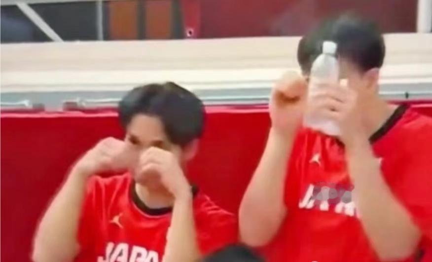 引全网热议！日本替补席模仿哭泣做嘲讽动作，赛场风度引发讨论
 
名古屋亚运会男篮