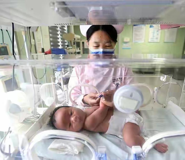 2026年生娃福利大升级！国家医保局释放重磅利好，力争政策范围内分娩个人“无自付