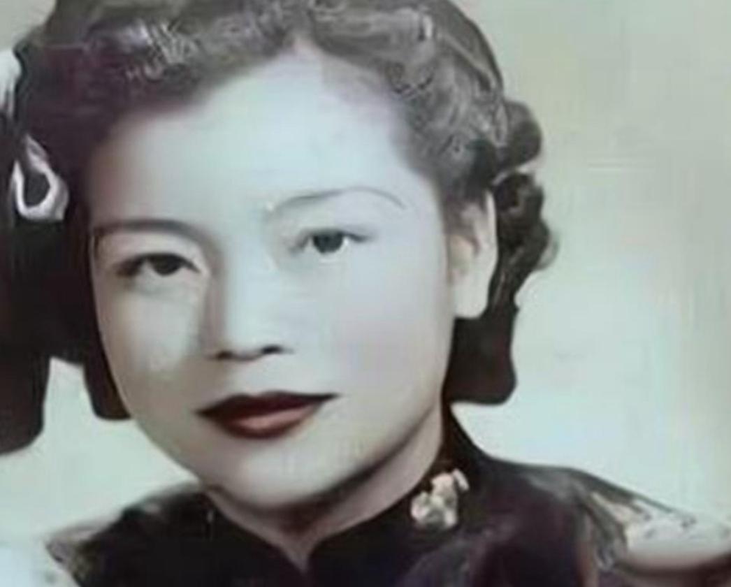 1976年，一位白发老妇纵身跳入北京护城河，打捞后人们才知，她是国民党将领黄维的