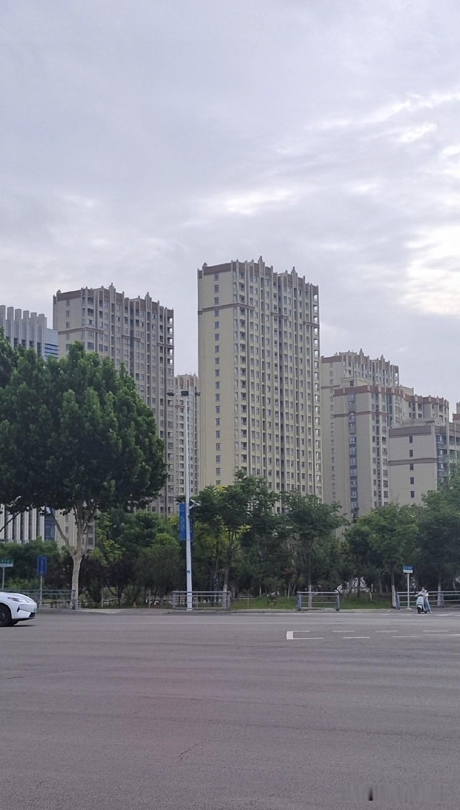 今天不谈物业，说“刁民”。

这两天听说小区要换物业了，我有些纳闷，小区里绿化也