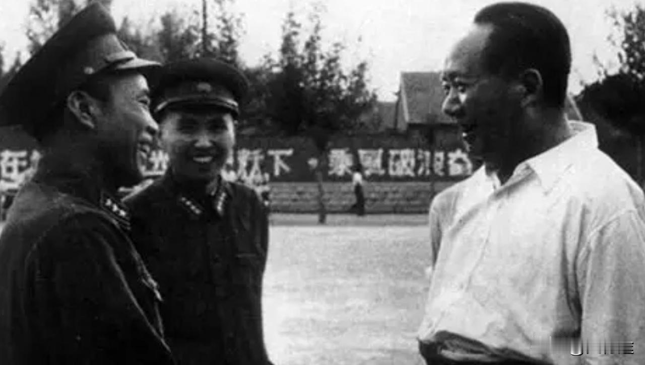 1958年8月9日，毛主席在山东视察，与长征时做过警卫员的陈昌奉上校亲切交谈。他