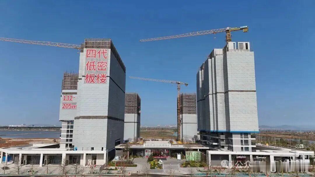 【中交建楼速度神速！蔚蓝海岸花园开工不到一年首期全面封顶！】2月5日，位于广州南