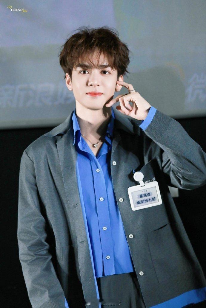 #曾舜晞卷毛甜度超标##曾舜晞脸颊比心都和别人不一样# 曾舜晞在《七夜雪》追剧团