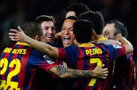 【西甲-梅西挑射破门 巴萨两中框半场2-0】北京时间2月16日，西班牙足球甲级联