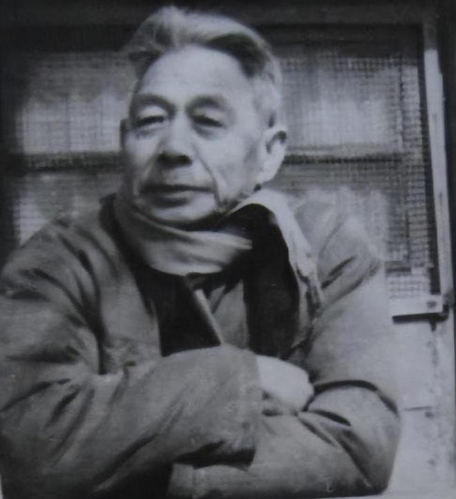 1964年，青岛一扫厕所老头听闻原子弹炸响忍不住失声大哭，他哽咽地说道：“这……