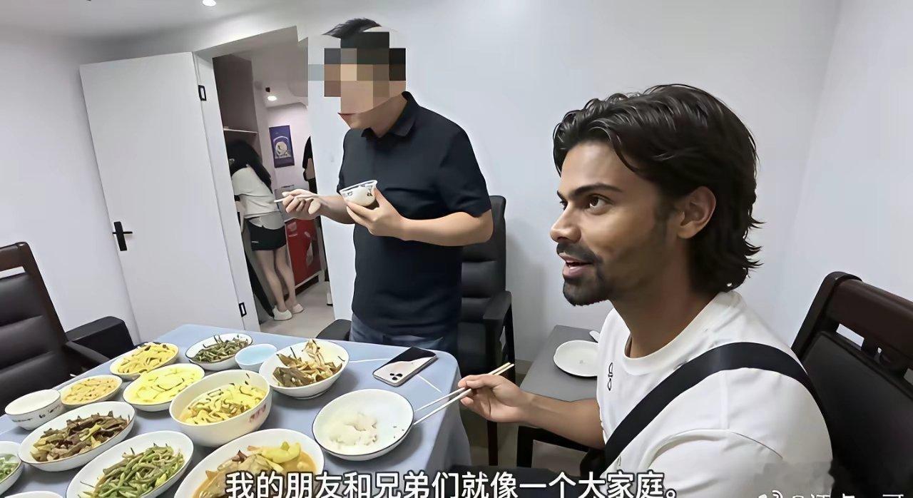近日一名印度“乞丐”，在中国被人领回家做了十几个菜招待他！转过脸，印度人就在外网