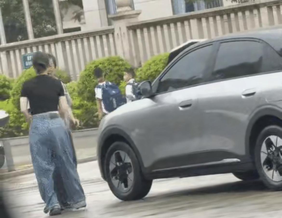 被扇耳光后续！别再被剪辑视频带偏，真相太清醒

只看30秒剪辑画面，全网都骂错人