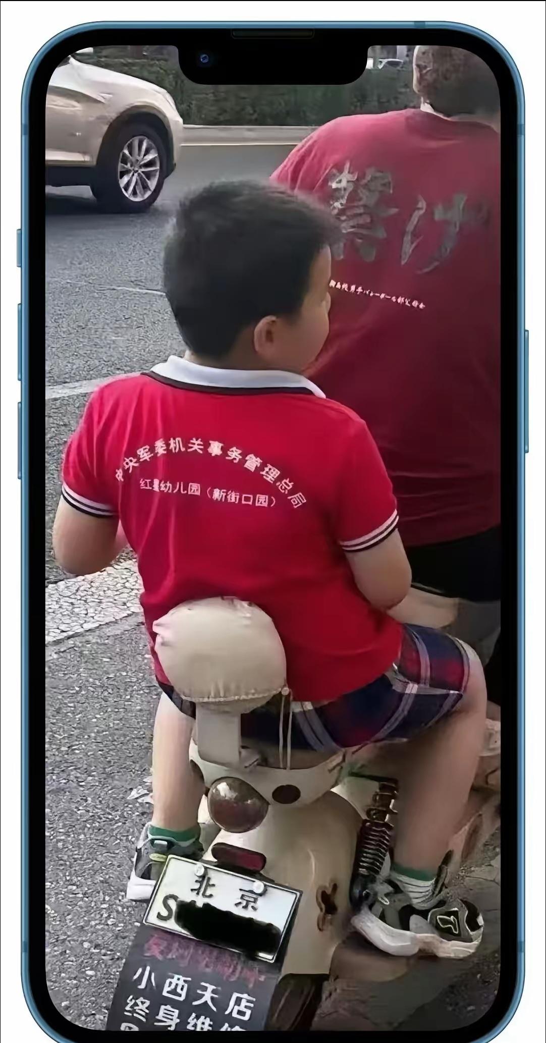 红星幼儿园火了！！
这家幼儿园在北京是什么档次，看着名称高大上的。
我在想，交警