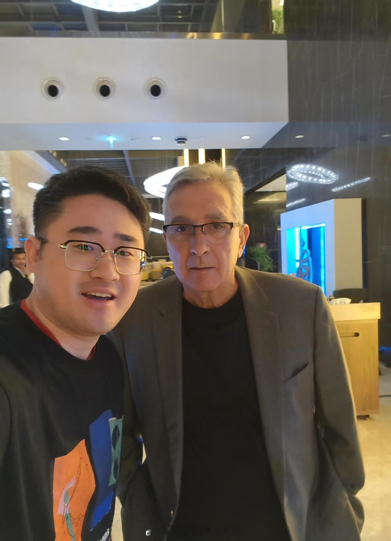国足vs印尼我的好兄弟和伊万的合影，估计这场比赛之后伊万就该下课了[doge] 
