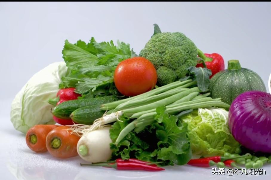 今天逛菜市场碰到件有意思的事儿！一个买菜的阿姨突然拽住我胳膊，压低声音说：“姑娘