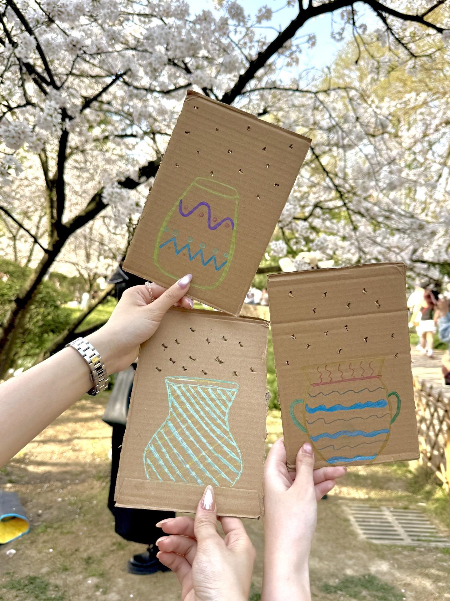 当我和朋友带着三块纸板出门，就得到了🌸🌷🌹💐🪻