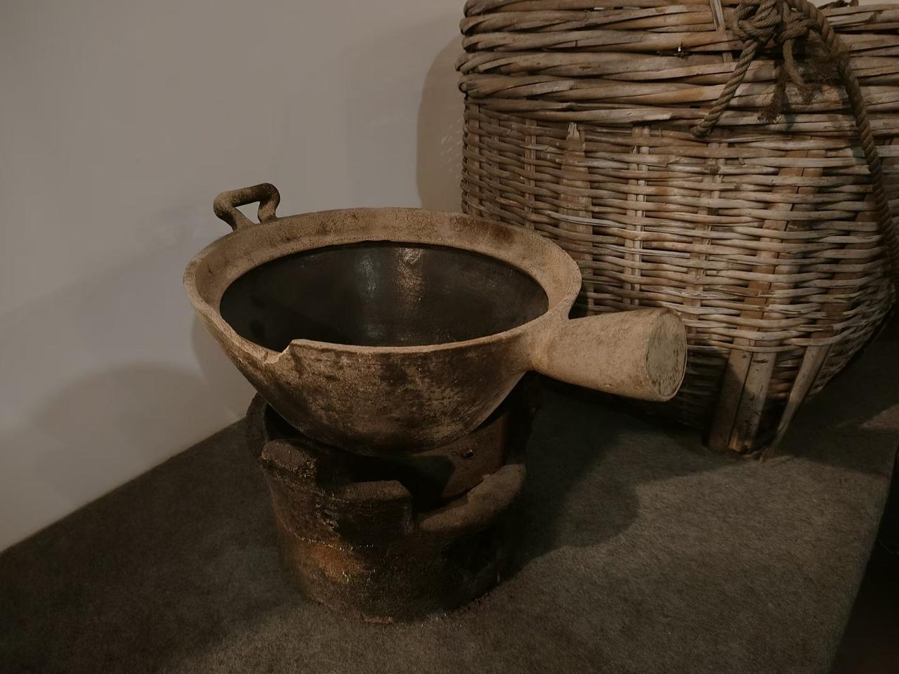 区政府在哪里揾来这两样破烂货？可惜上面的瓦礃盖丢失了，算是遗憾吧？据说这是顺德黄