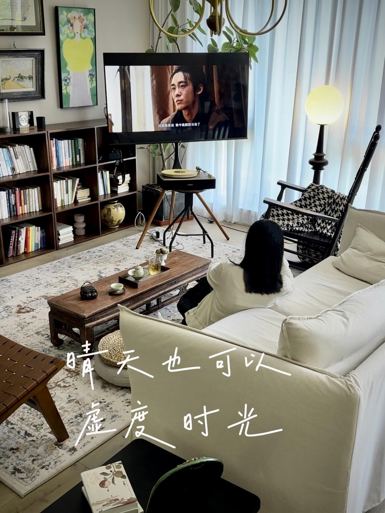 把时间浪费在美好的事物上，然后遇见更好的自己
.
李文秀说想做个有用的人
妈妈说:生你下来是为了给别人用的吗？
你看草原上的树啊、草啊，它就这么待在草原上也很好嘛。
.
去夏牧场的路上，
朝戈的奶奶说:汉族的朋友们怎么穿的破破烂烂的
张凤侠:我们想一路跋山涉水颠簸，怕把好衣服弄坏了嘛
奶奶说道:再颠簸的生活也要闪亮的过
