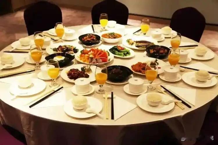 和大家讨论一个严肃的问题！
过年聚餐你会使用公筷吗？
马上快过年了，亲朋好友大桌