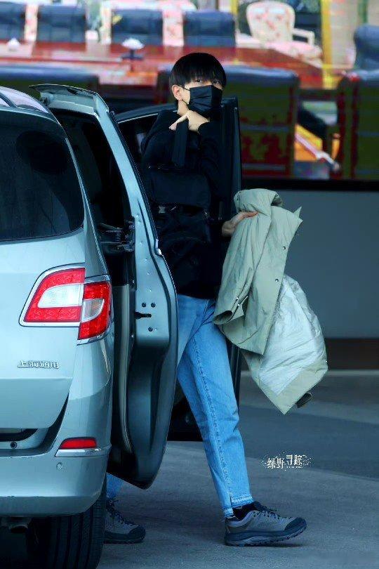 #李现顺毛赛高##李现的头发蜜蜂落上去都得劈叉# ​哈哈哈哈哈李现的头发蜜蜂落上