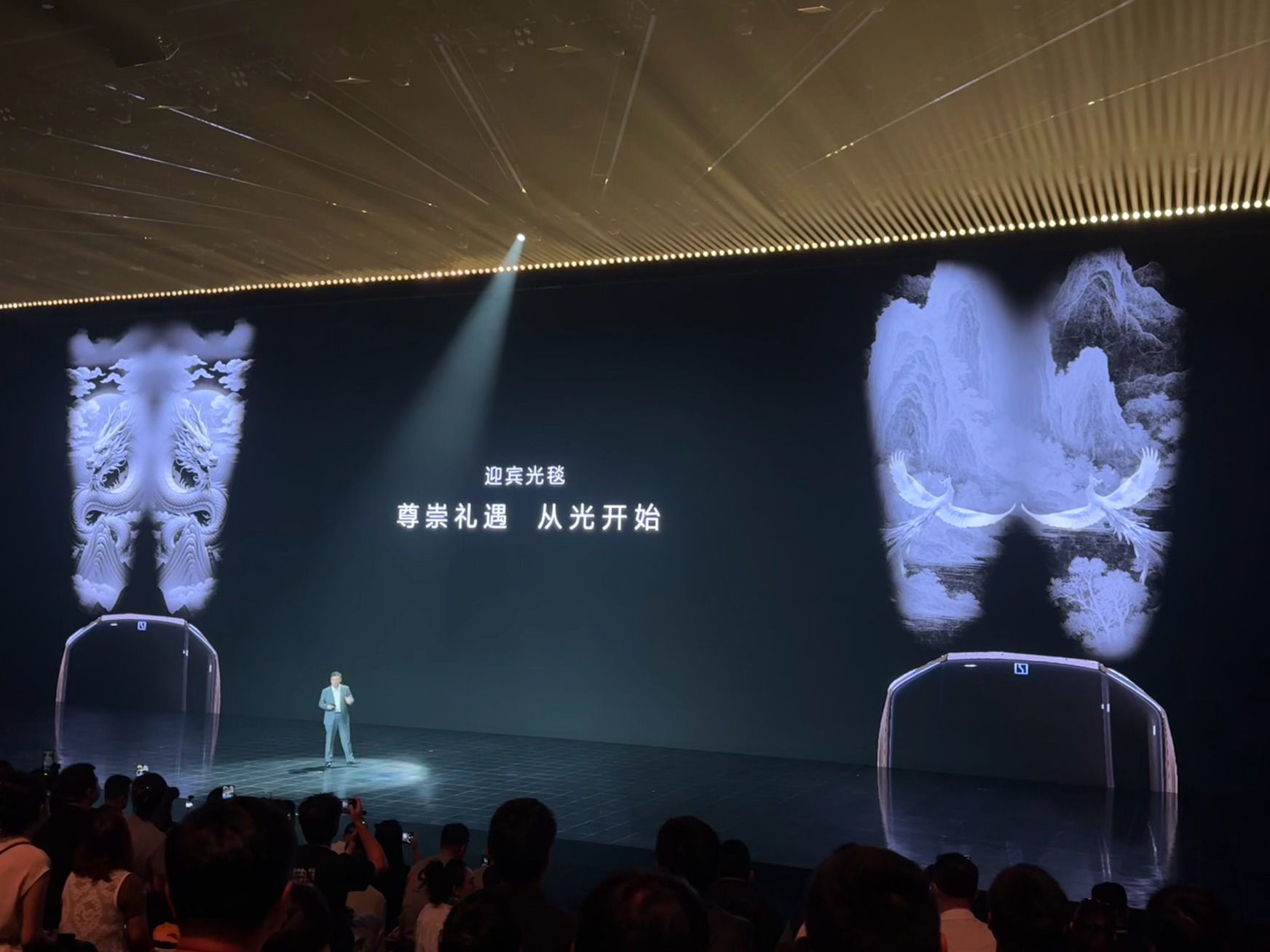 极氪9X竟能投射“龙和凤”，太有想象力了[doge]极氪9X的投影大灯，迎送车可