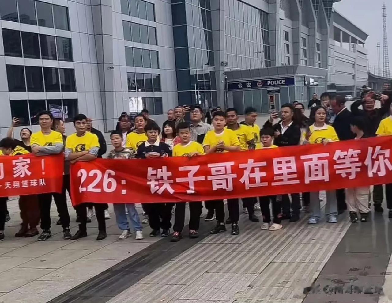 陕西球迷这么干，你觉得对吗？大错特错！真为姚明觉得不值，早点离开这个是非之地吧。