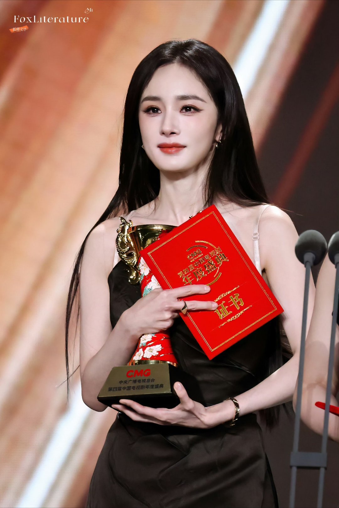 杨幂生万物最大奖微博QUEEN拜托你把总台视后放哪了，演员杨幂拍自己喜欢的做自己