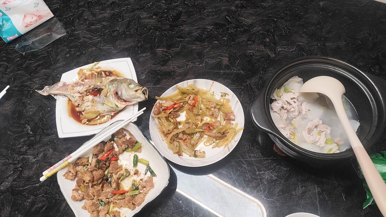 昨天我做了一件非常丢人的事情。

我把老客户家的剩菜打回去吃了。

一直以来她家