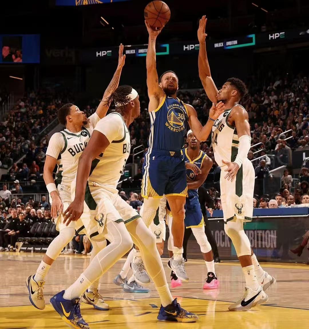 字母哥34+10+5难求一胜，因为碰到不讲理的库里了。
雄鹿113:120不敌勇