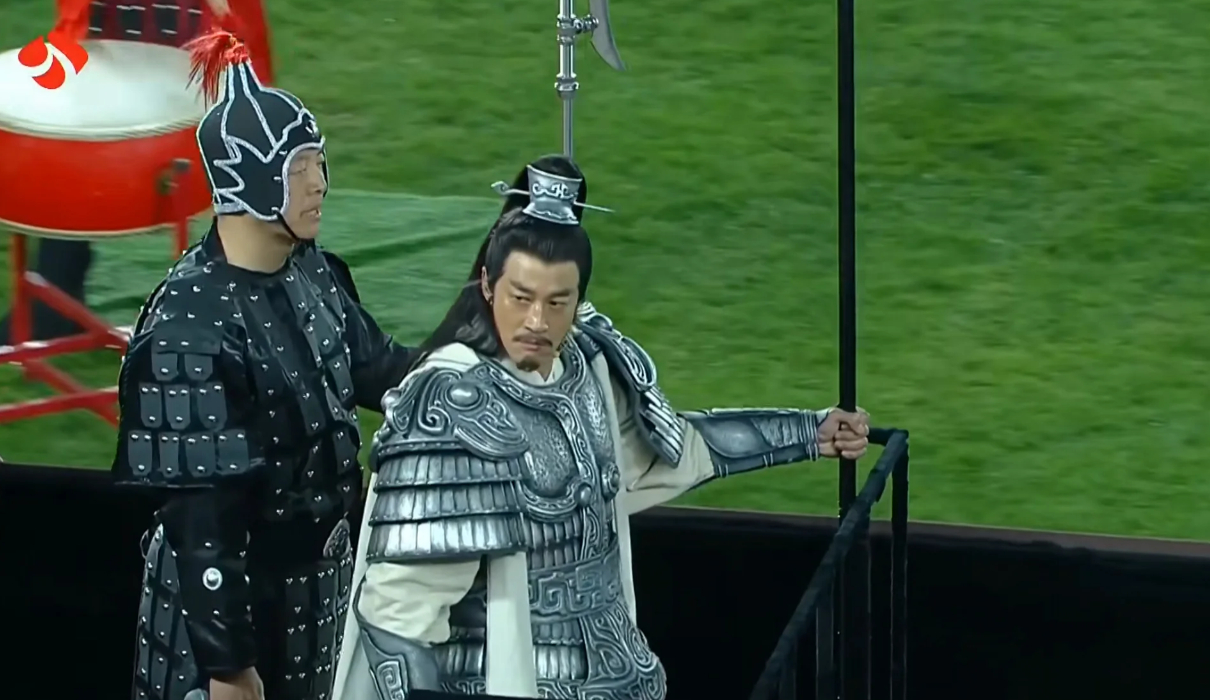 何润东现身宿迁奥体看这气场，仿佛能镇住全场！🚀苏超