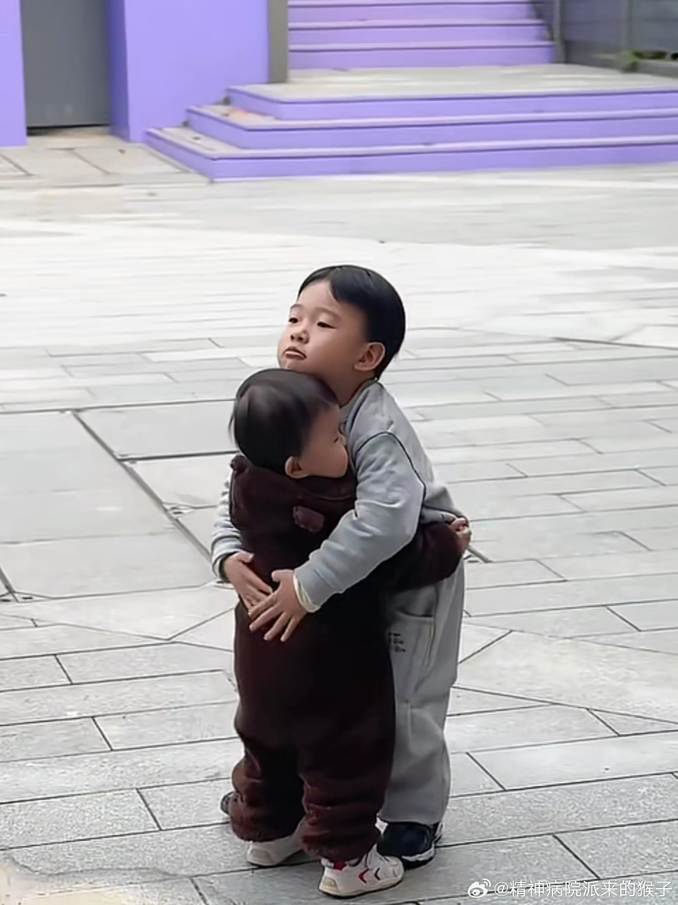 Aiden冲过去小心翼翼的抱抱妹妹七月cr·摇摇乐 