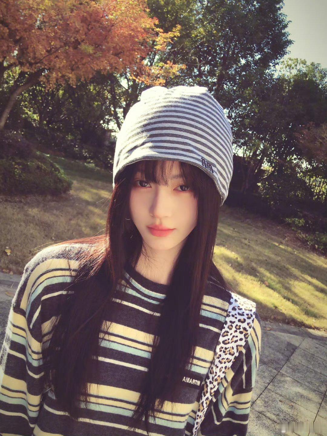 鞠婧祎年初宣范思哲香水全球代言人 