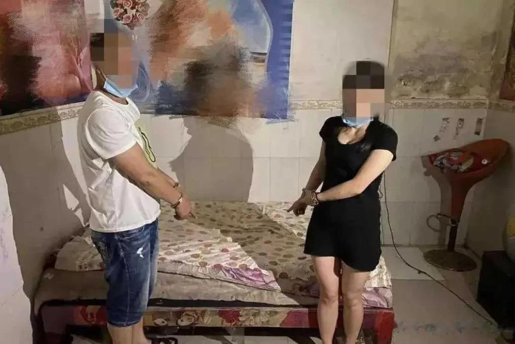 辽宁某市火车站附近发生了一起令人无语的案件。一名21岁男大学生与一名失足的48岁