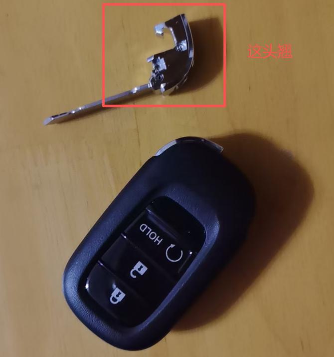 本田CRV车钥匙怎么换电池？

抖音有教程教大家怎么打开车钥匙，很多车主发现很难