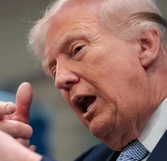 刚刚伊朗在特朗普发出威胁后的操作，让中东局势命悬一线………
路透社报道，伊朗在特