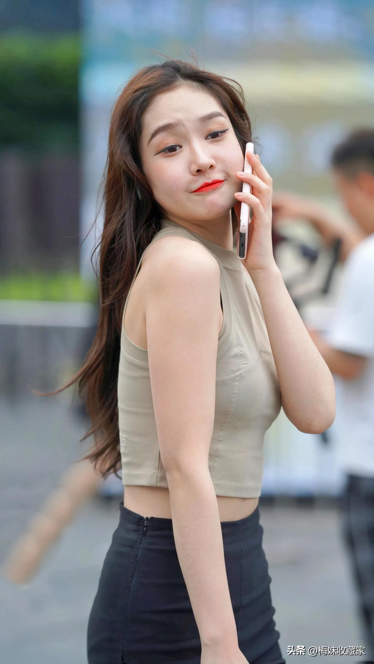 打电话的快乐小姐姐