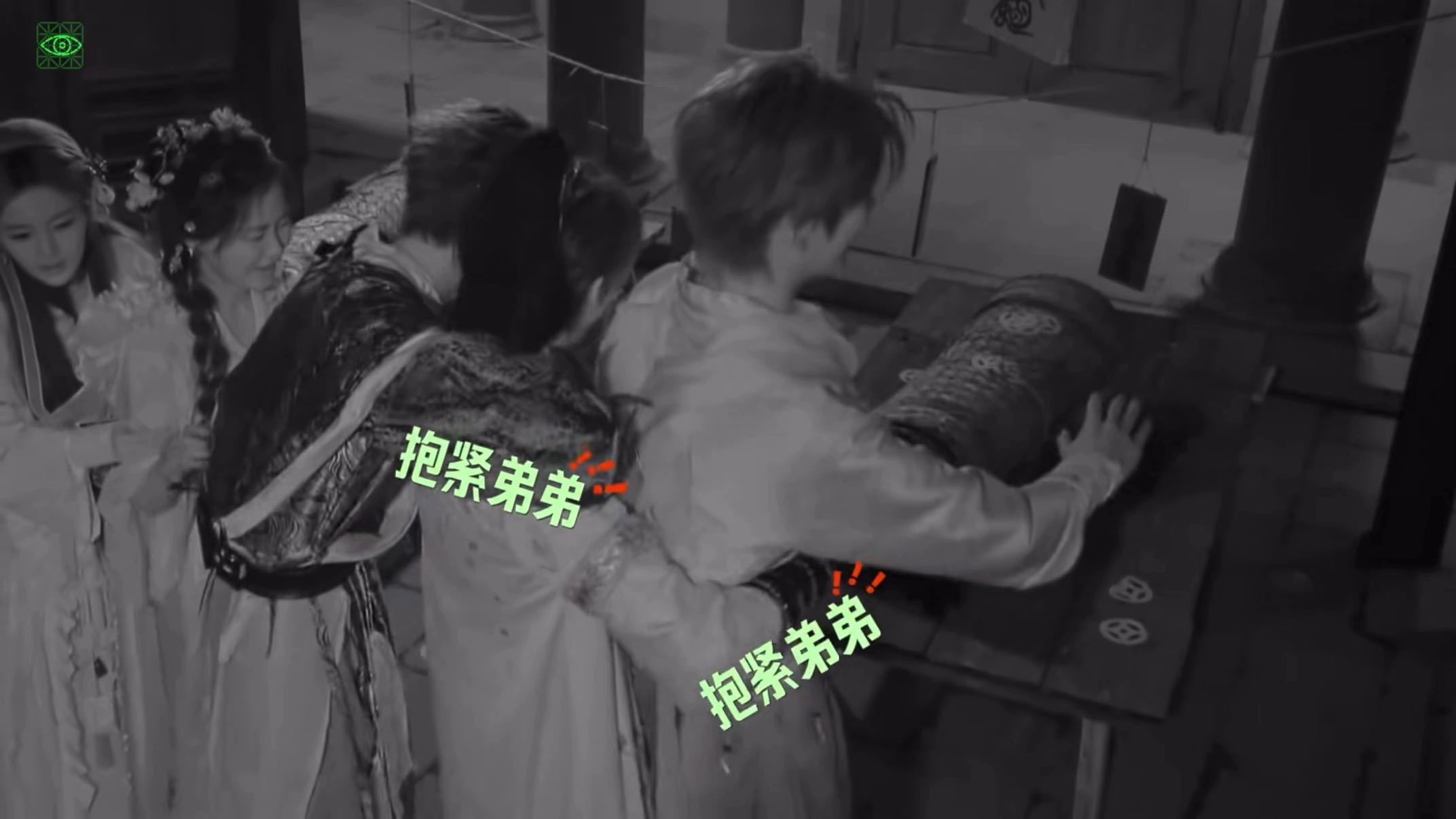 丁程鑫被张凌赫从后抱住时不躲反勾前头周柯宇——这"抱紧弟弟"接力他做得特自然，像