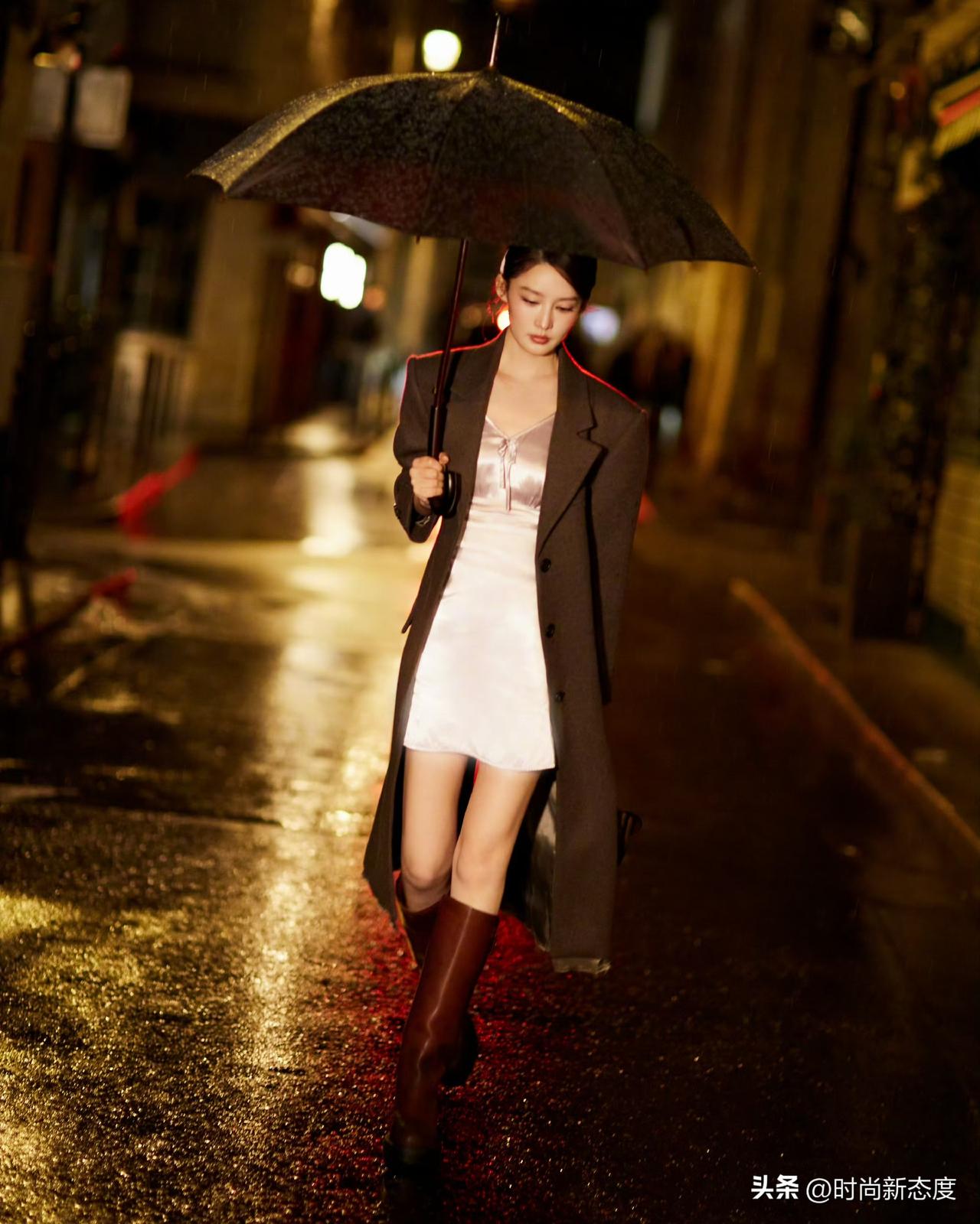 雨夜氛围感天花板！李沁最新造型真的太绝了！

撑着黑伞漫步在霓虹闪烁的雨夜街头，