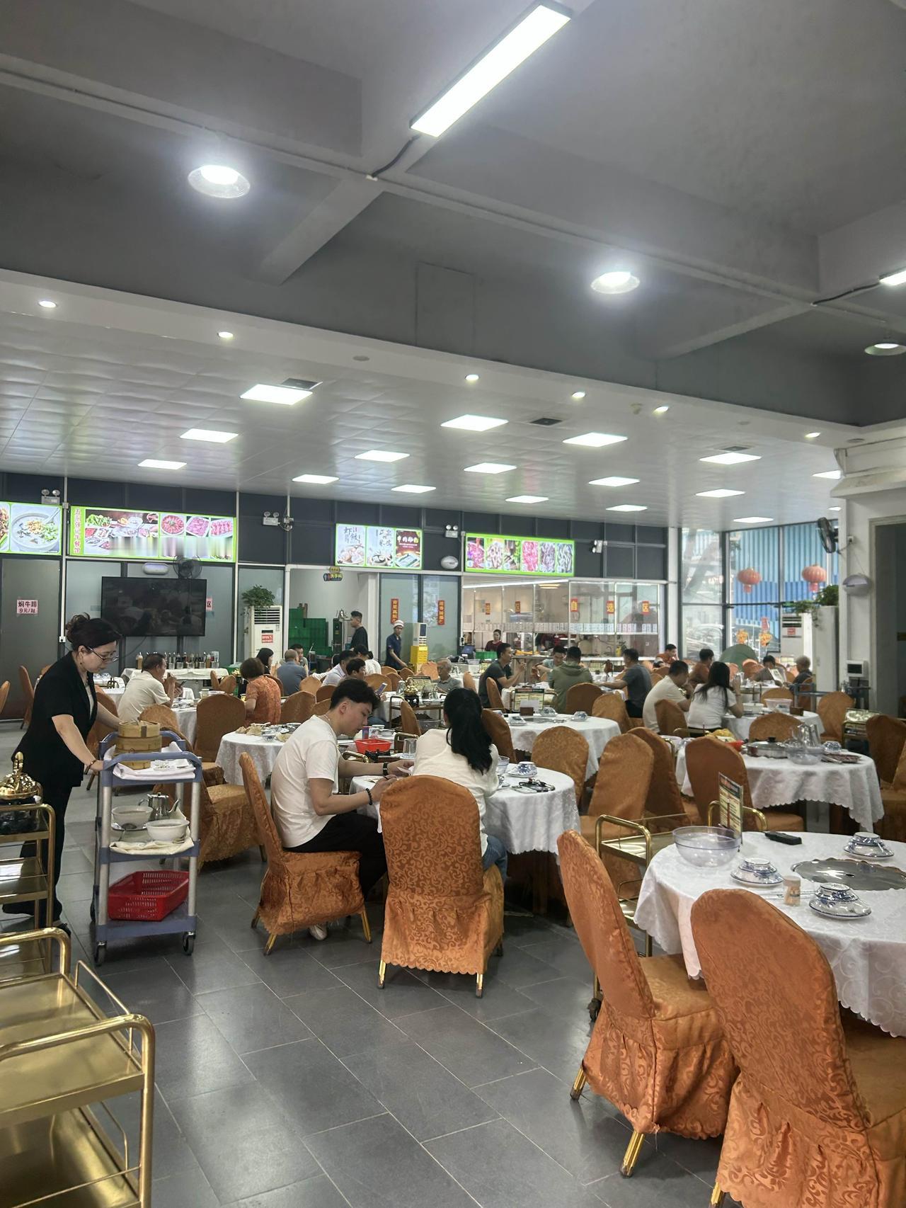 佛山里水找了个便宜实惠超有生活气息的一家餐厅用餐，两个人点了四个点心总共63块。