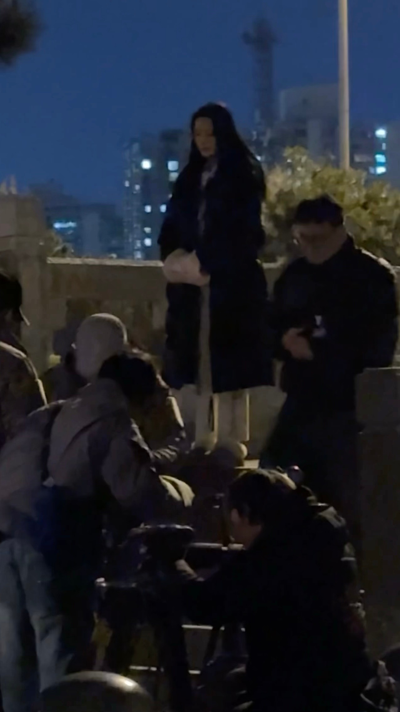 胡歌骑单车载李沁胡歌李沁新剧终于有路透了人间有味剧组在氛围感这块确实拿捏了啊！胡