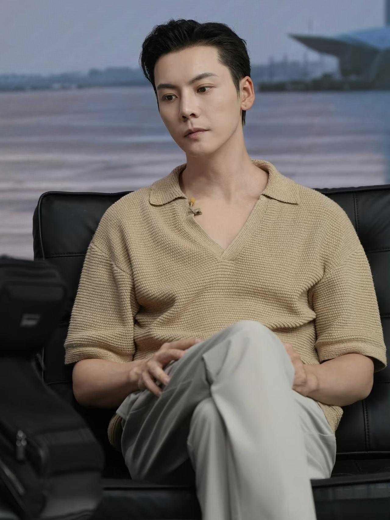 何穗说
大家只知道我老公陈伟霆长得帅
却不知道现实里的他，是这个样子。
 
不少