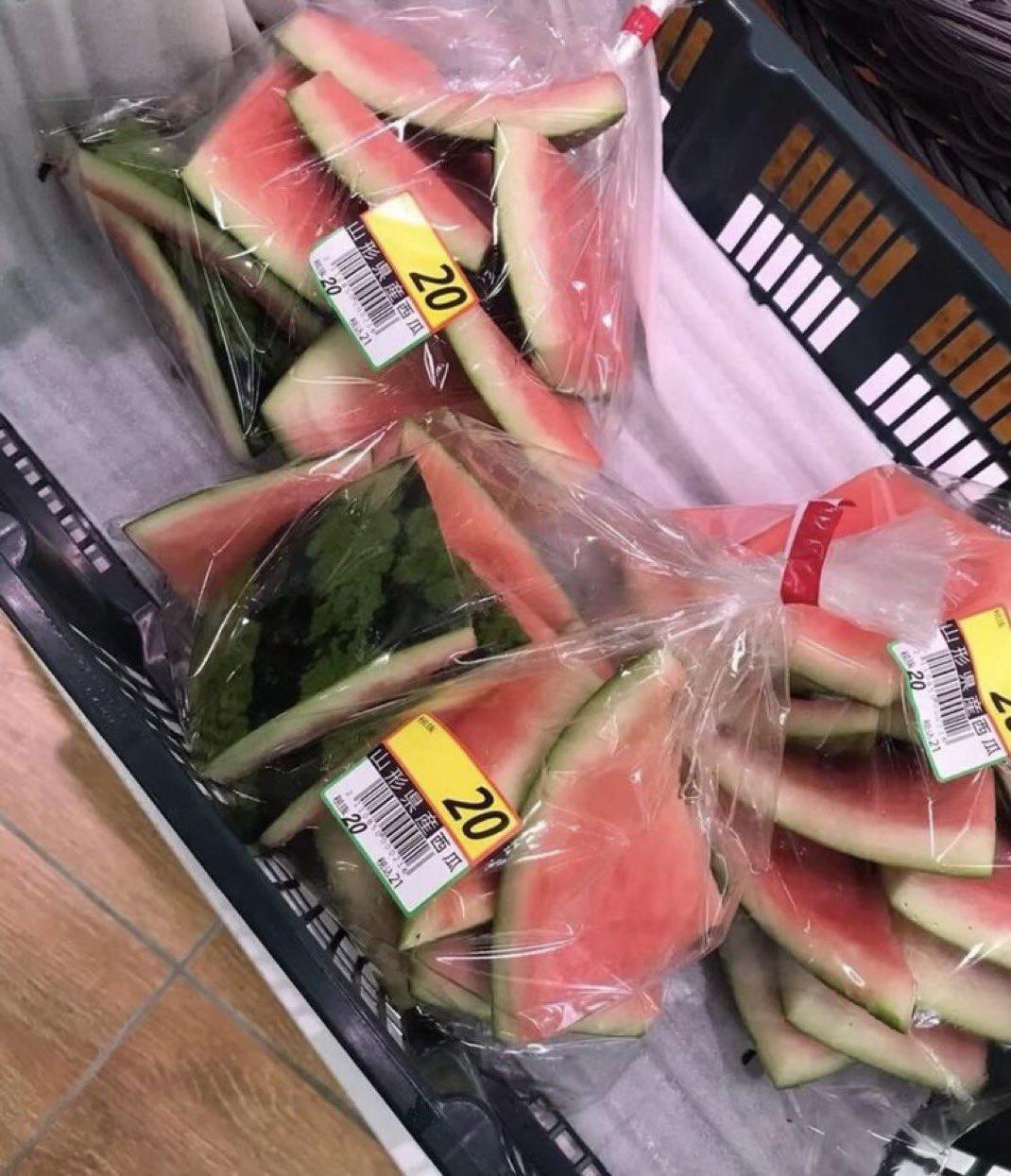 日本超市居然还有卖西瓜皮的，
真的会有人买这个吗？
买这个人能吃吗？猪都不吃吧