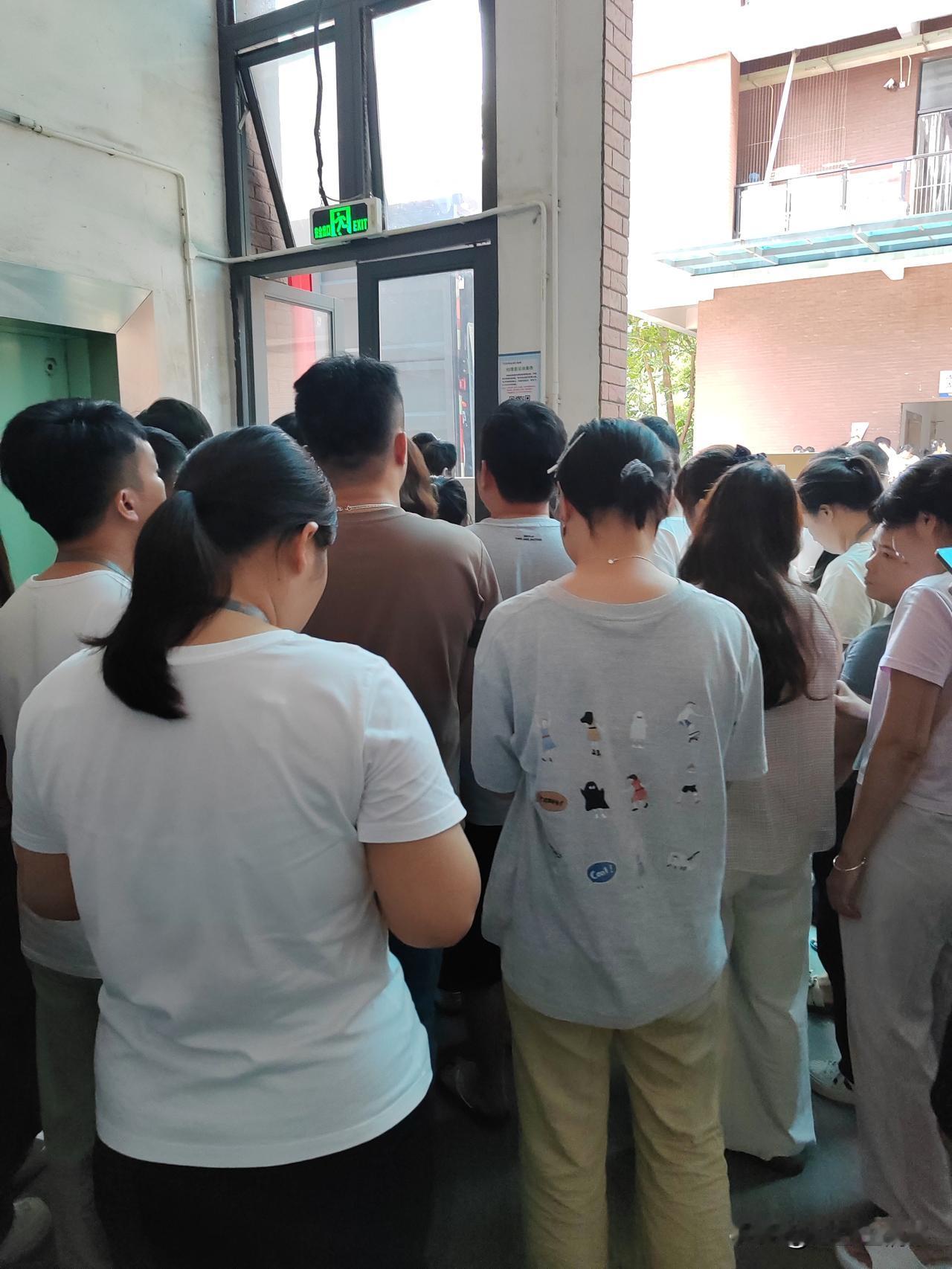 奉劝大家出来打工一定不要去做流水线，我表妹进了一个电子厂，在流水线上上班，因为手
